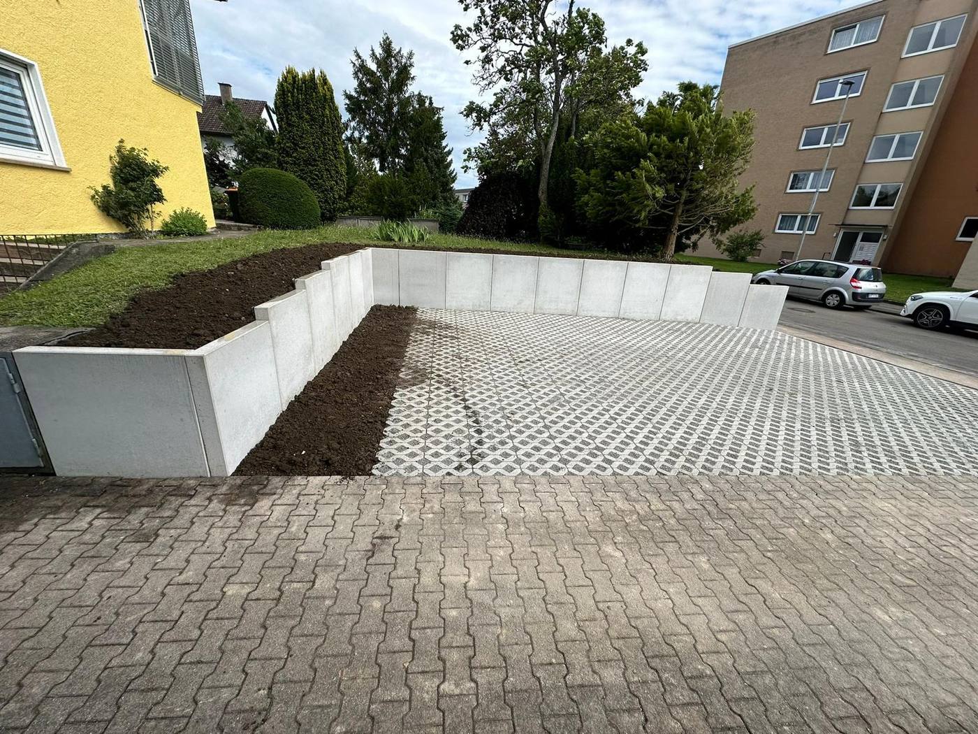 Parkplatz mit Stützmauern und Rasengittersteinen - Projekt 4