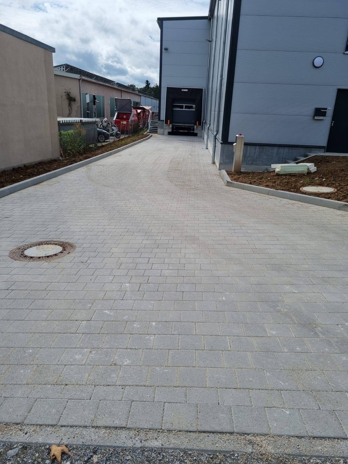 Gepflasterte Zufahrt an einer Gewerbehalle - Projekt 2