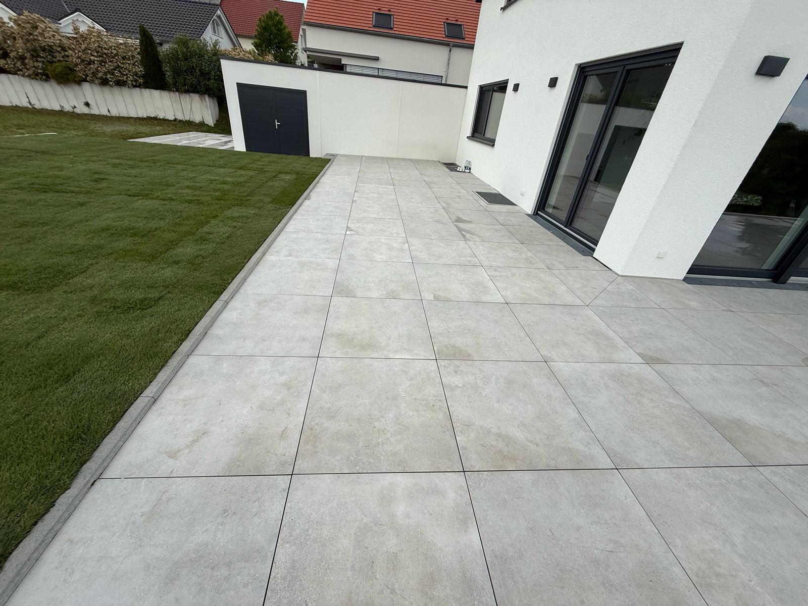 Fertige Terrasse mit Rasenfläche