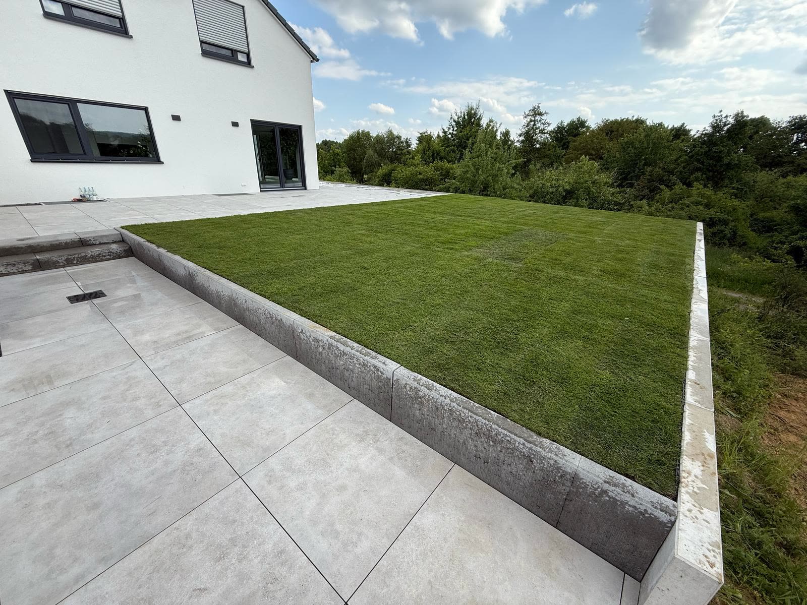 Terrasse Bietigheim – Rasenfläche und Plattenkante