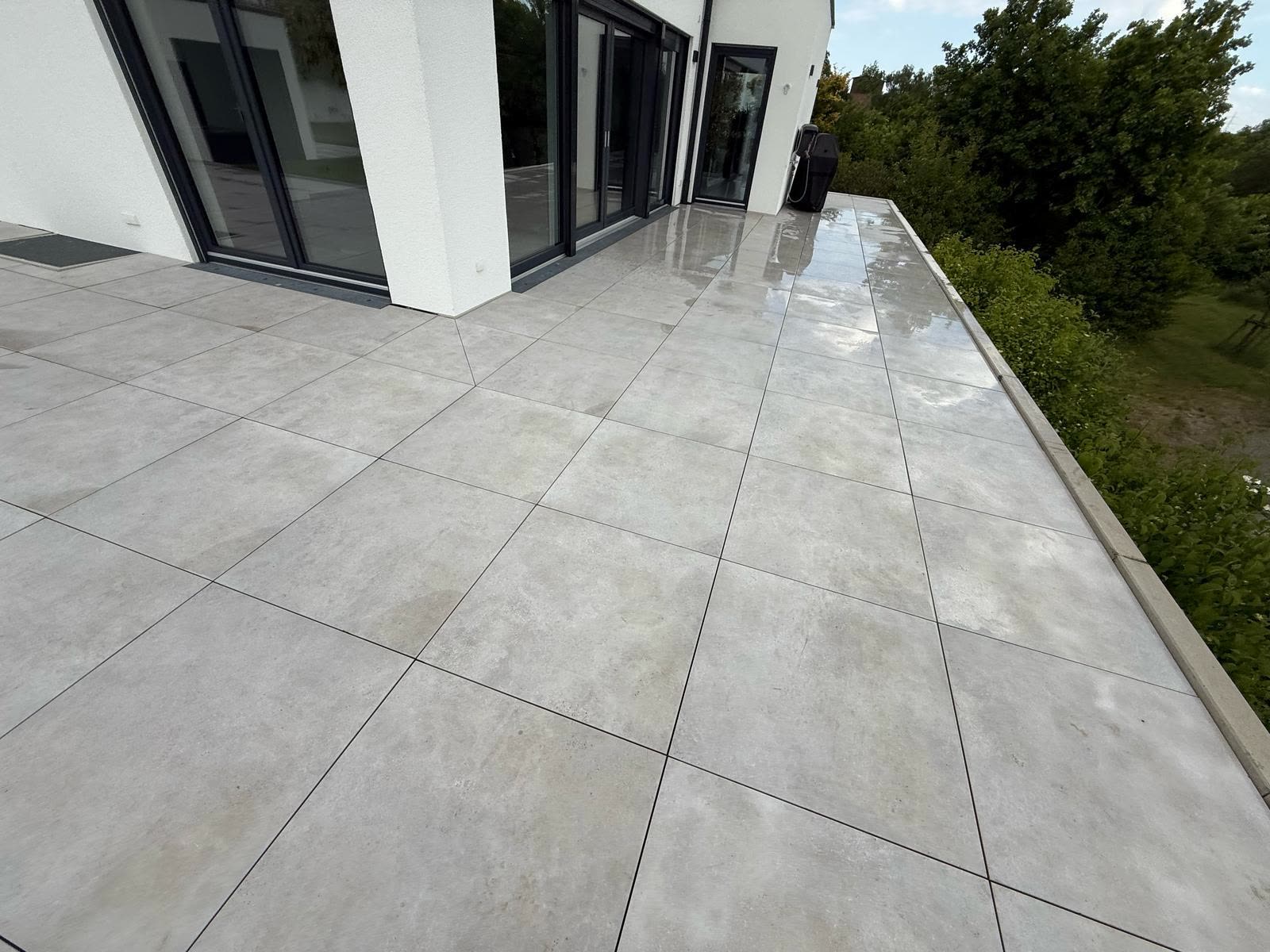 Terrasse Bietigheim-Bissingen – Seitenansicht mit Hauseingang