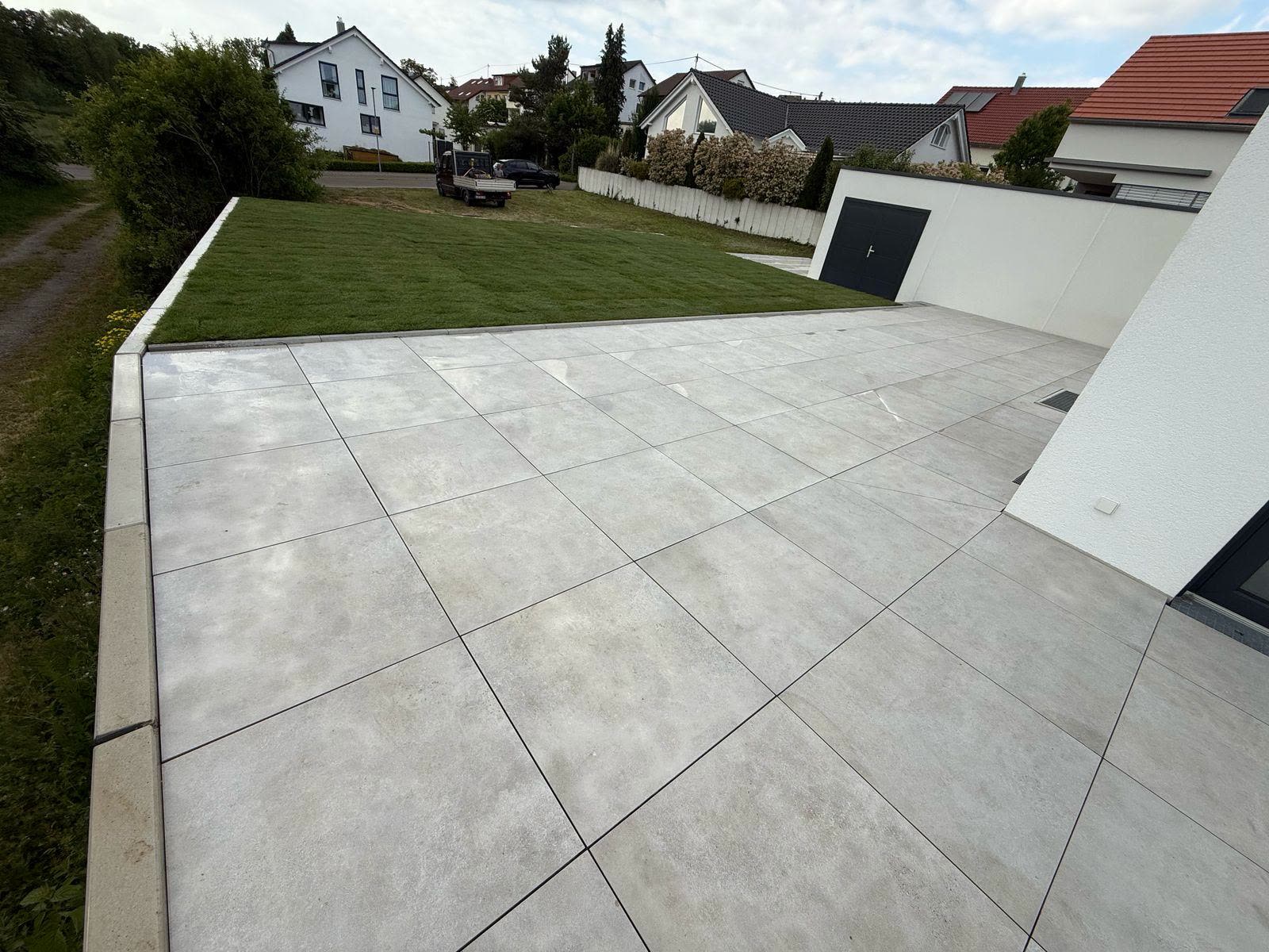 Terrasse Bietigheim-Bissingen – Gesamtansicht mit Rasenfläche